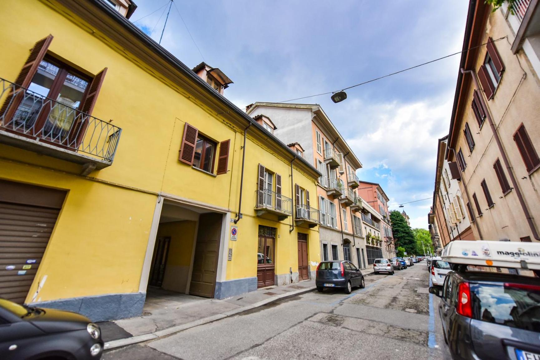 Modern Apartment Piazza Statuto Porta Susa Fs Turin Exterior photo